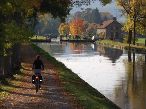 Cycle the Burgundy canal, France
