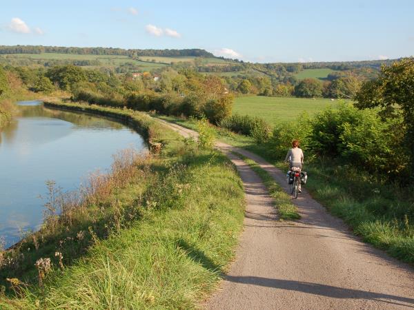 Cycle the Burgundy canal, France