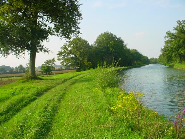 Cycle the Burgundy canal, France