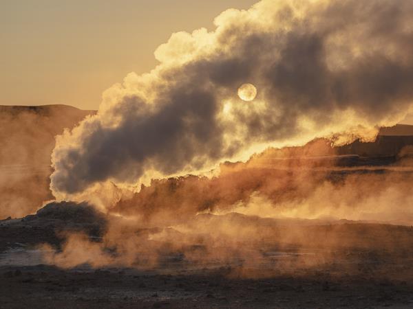 Midnight sun photography holiday in Iceland