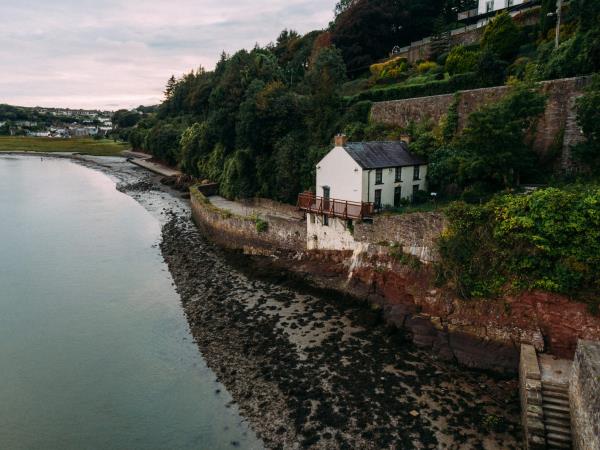 South Wales coastal cycling vacation, self guided