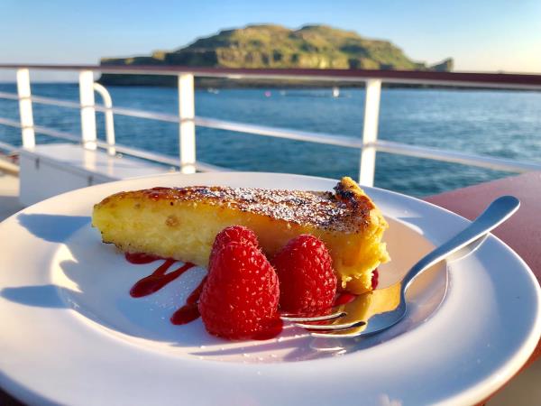 Luxury Caledonian canal cruise