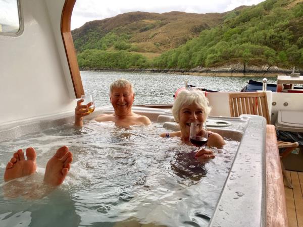 Luxury Caledonian canal cruise