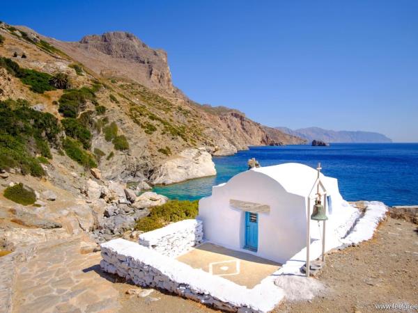 Cyclades Islands vacation, off the beaten track in Greece