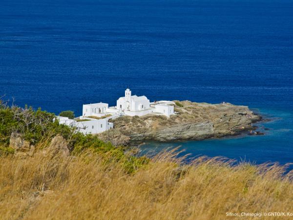 Cyclades Islands vacation, off the beaten track in Greece