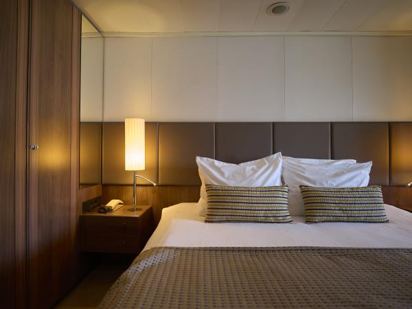 New Zealand and islands bird watching cruise