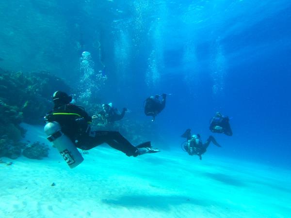 Family learn to scuba dive vacations, Egypt