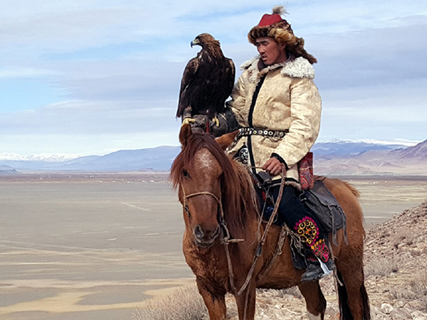 Mongolia vacation with eagle hunters