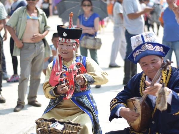 Mongolia vacation with eagle hunters