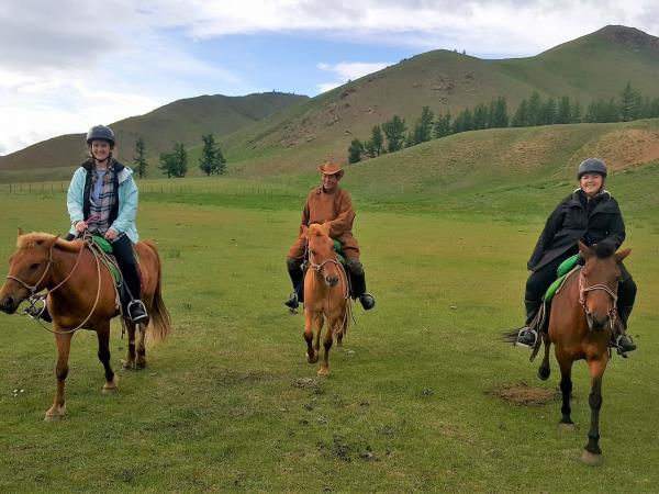 Mongolia vacation with eagle hunters