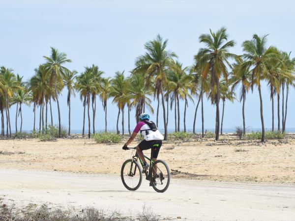 Sri Lanka coast to coast cycling vacation