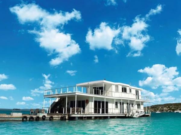 Kitesurfing and houseboat holiday, South Africa