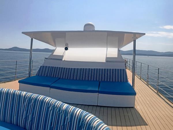 Island hopping cruise in Greece
