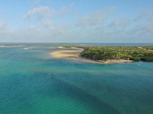 Kenya migration and Manda Bay beach vacation