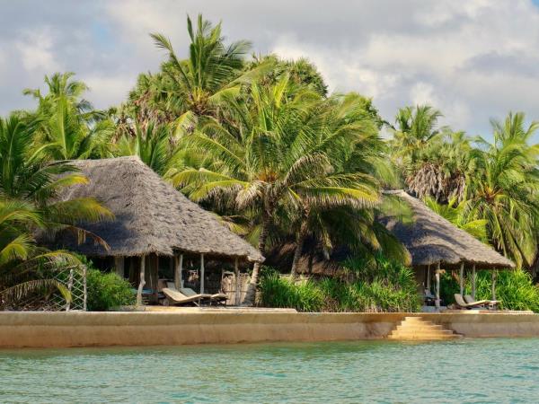 Kenya migration and Manda Bay beach vacation