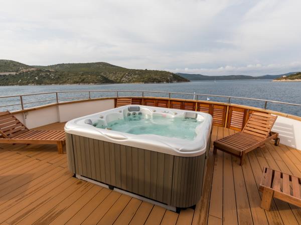 Island hopping cruise in Northern Croatia
