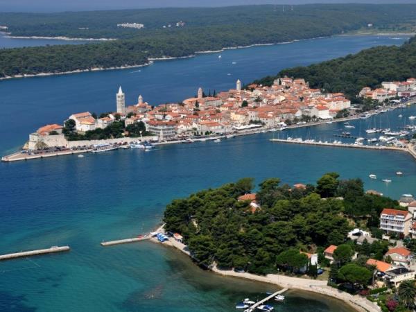 Island hopping cruise in Northern Croatia