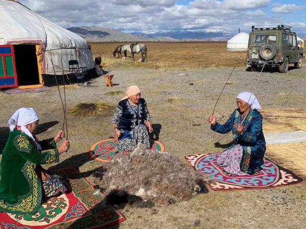 Snow leopards photography tour in Mongolia