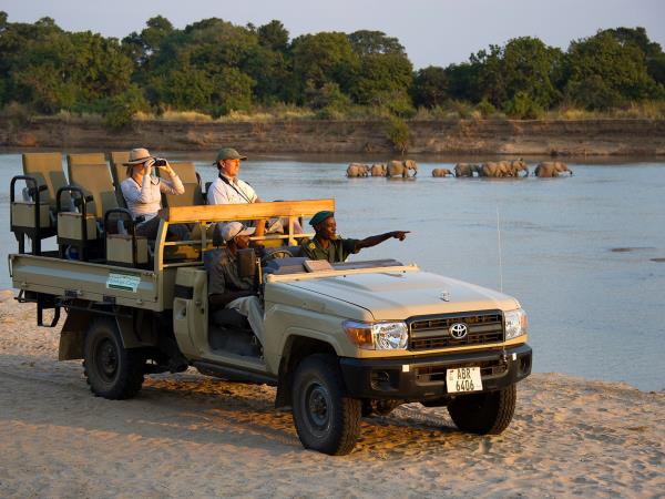 Malawi & Zambia vacation, safari & beach 