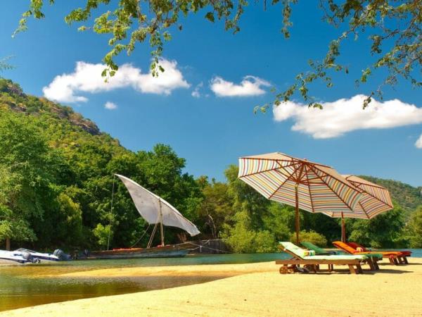 Malawi & Zambia vacation, safari & beach 