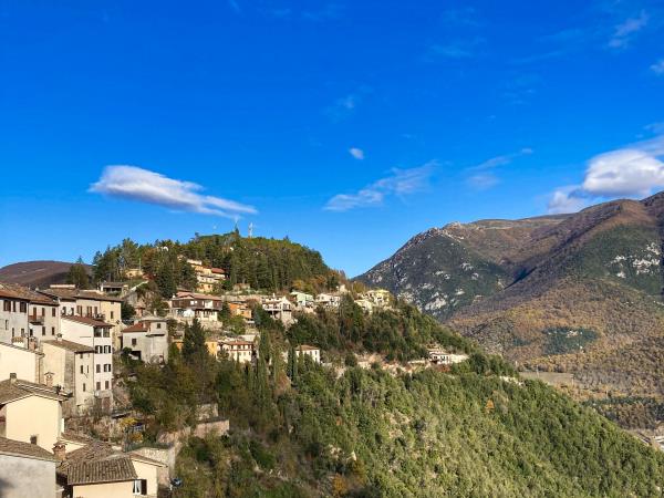 Umbria small group hiking vacation