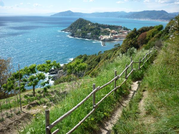 Cinque Terre coastal hiking vacation