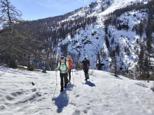 Hut to hut snowshoeing vacation in France