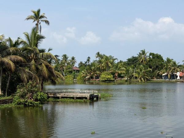 Tailor made houseboat cruise in Kerala, India