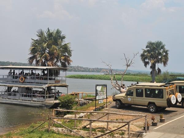 Uganda family safari vacation, all inclusive