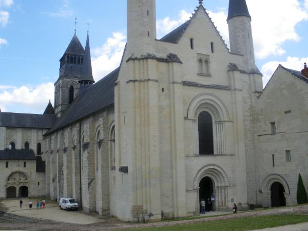 Loire Valley hiking vacation, chateaux & vineyards
