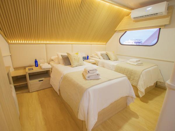 Galapagos luxury cruise, Central & Northern Islands