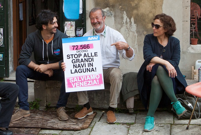 In order, Luca Nicotra from AVAAZ, Silvio Testa and Jane da Mosto. This petition reached 150,000 signatures in about 3 days and was delivered the to the Italian Prime Minister in person.