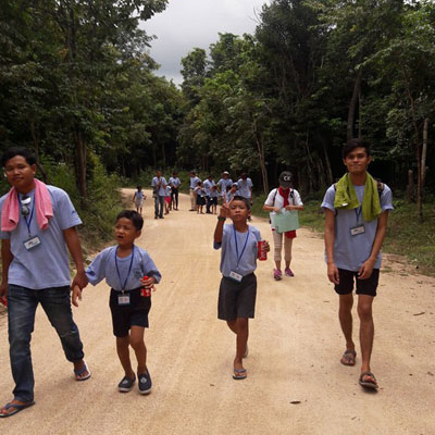 Children walking to see the bears