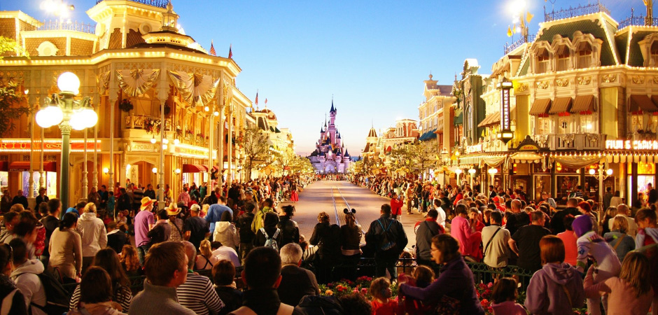 Image of an Extremely busy street at Disneyland Paris