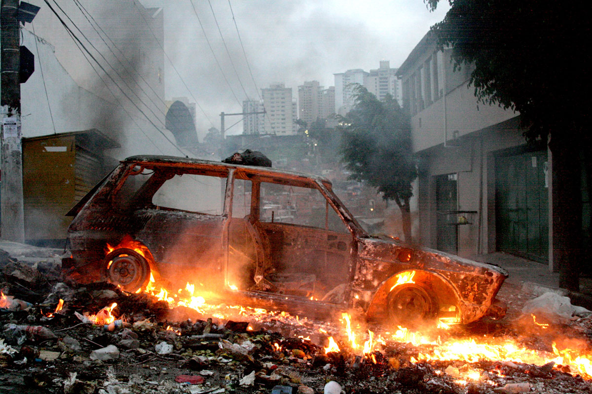 Burning car, photo by Alex Viera