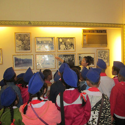 Guide showing photographs to children