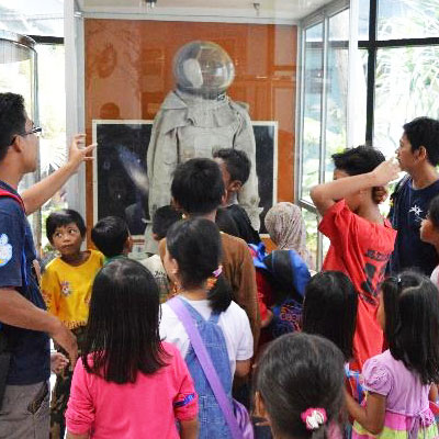 Children looking at astronaut