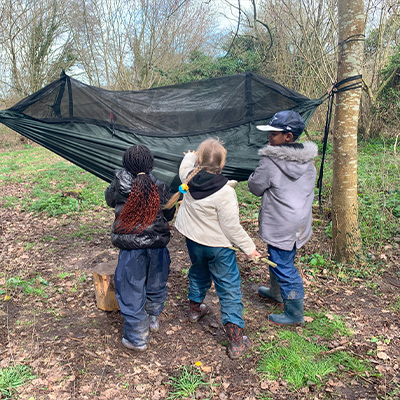 The children examine a hammock.