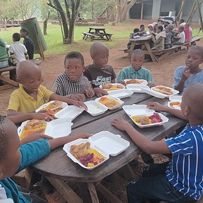 the children eating lunch