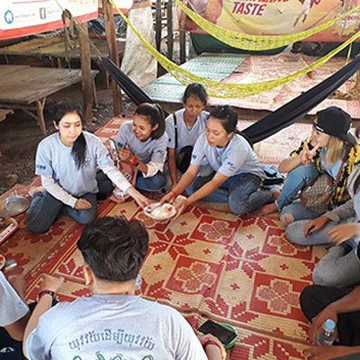 Students eating lunch