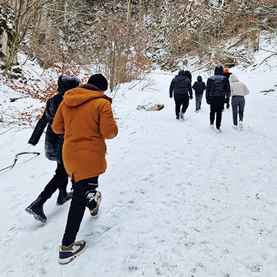 The teenagers walk in the snow