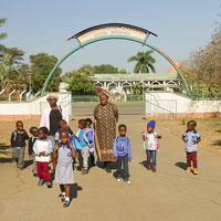 Children entering the museum