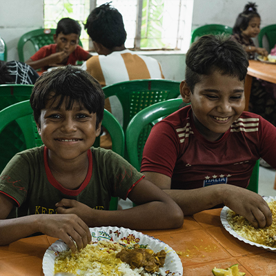 The children eating lunch
