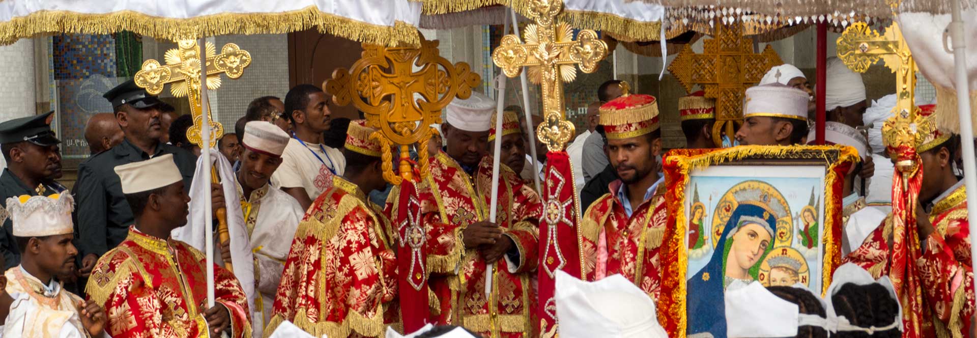 Ruslar qora tanlilarni emizadilar