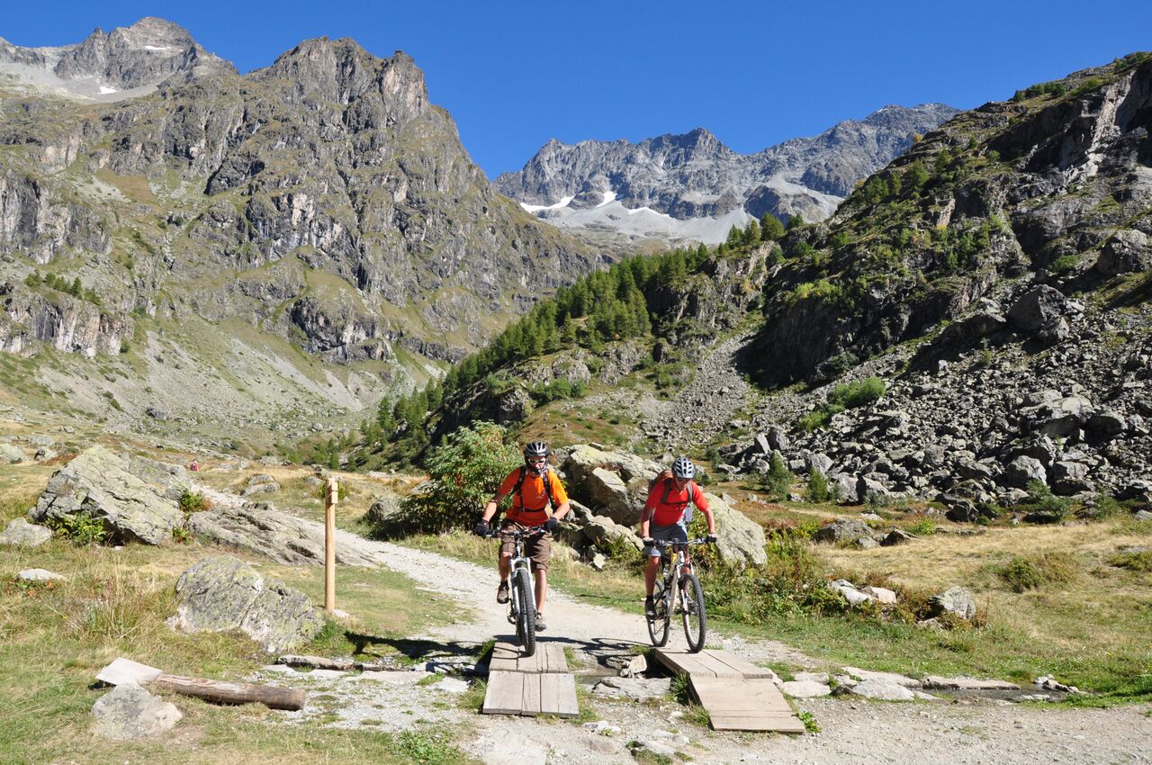 Multi-activity vacation in the French Alps